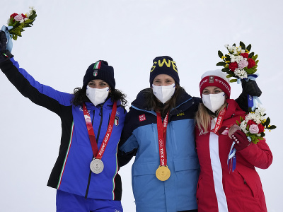 Švédska lyžiarka Sara Hectorová (uprostred) sa teší zo zlatej olympijskej medaily v obrovskom slalome v centre alpského lyžovania v Jen-čchingu počas XXIV. zimných olympijských hier 2022 v Pekingu v pondelok 7. februára 2022. Striebro získala Talianka Federica Brignoneová (vľavo), bronz patrí Švajčiarke Lare Gutovej-Behramiovej