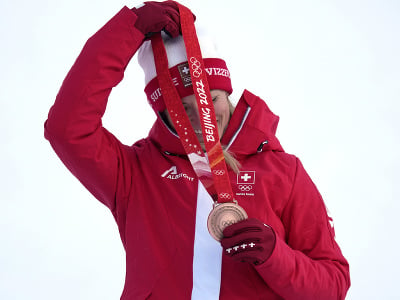 Švajčiarska lyžiarka Lara Gutová-Behramiová s bronzovou olympijskou medailou za obrovský slalom