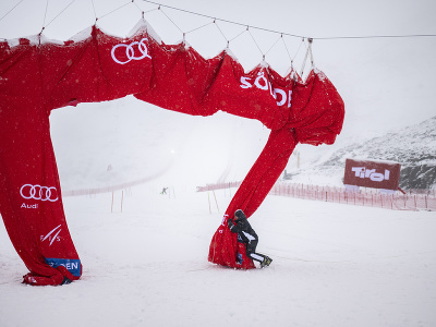 Organizátori museli zrušiť obrovský slalom v Söldene z dôvodu nepriaznivého počasia.