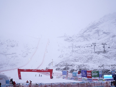 Organizátori museli zrušiť obrovský slalom v Söldene z dôvodu nepriaznivého počasia.