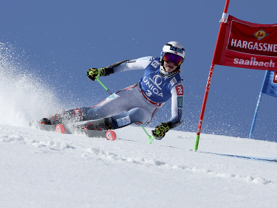 Nórska lyžiarka Thea Louise Stjernesundová na trati počas 1. kola finálového obrovského slalomu na podujatí Svetového pohára v rakúskom Saalbachu 