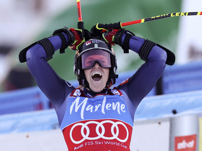 Sara Hectorová sa raduje v cieli obrovského slalomu v Kronplatzi