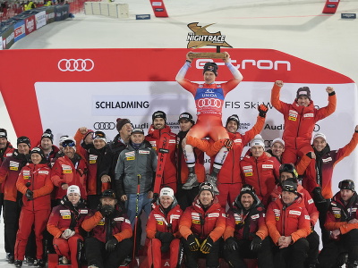 Švajčiarsky lyžiar Marco Odermatt triumfoval v nočnom obrovskom slalome Svetového pohára v Schladmingu