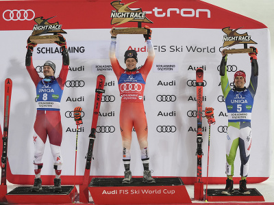 Švajčiarsky lyžiar Marco Odermatt triumfoval v nočnom obrovskom slalome Svetového pohára v Schladmingu