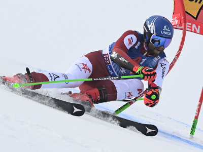 Na snímke rakúsky lyžiar Marco Schwarz na trati v 1. kole obrovského slalomu Svetového pohára v rakúskom Söldene