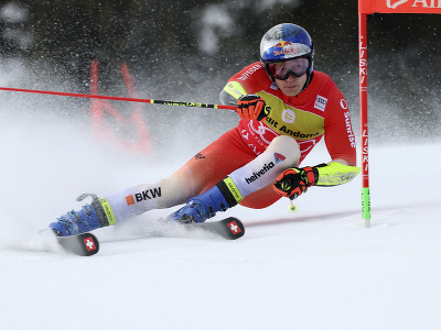 Na snímke švajčiarsky lyžiar Marco Odermatt na trati počas 1. kola obrovského slalomu  na finálovom podujatí Svetového pohára