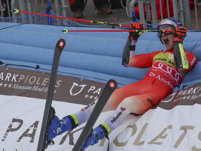Na snímke švajčiarsky lyžiar Marco Odermatt v cieli obrovského slalomu na finálovom podujatí Svetového pohára
