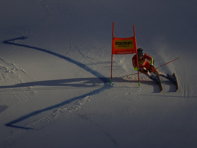 Marco Odermatt na trati 2. kola obrovského slalomu v Alta Badii