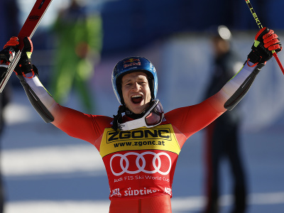 Marco Odermatt oslavuje víťazstvo v obrovskom slalome v Alta Badii