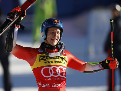 Marco Odermatt oslavuje víťazstvo v obrovskom slalome v Alta Badii