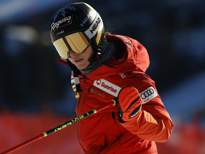 Lara Gutová-Behramiová pred štartom obrovského slalomu v Kronplatzi