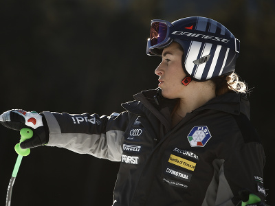 Sofia Goggiová pred štartom obrovského slalomu v Kronplatzi