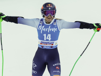 Radosť Sofie Goggiovej v cieli obrovského slalomu v Kronplatzi