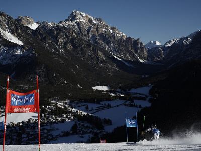 Alice Robinsonová na trati 2. kola obrovského slalomu v Kronplatzi