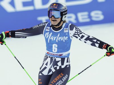 Alice Robinsonová sa raduje v cieli obrovského slalomu v Kronplatzi