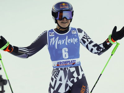 Alice Robinsonová sa raduje v cieli obrovského slalomu v Kronplatzi