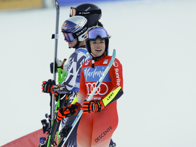 Lara Gutová-Behramiová v cieli pretekov obrovského slalomu v Kronplatzi