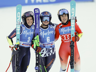 Zľava Sara Hectorová, Alice Robinsonová a Lara Gutová-Behramiová oslavujú v cieli obrovského slalomu v Kronplatzi