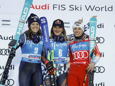 Zľava Sara Hectorová, Alice Robinsonová a Lara Gutová-Behramiová oslavujú pódium v obrovskom slalome v Kronplatzi
