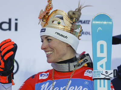 Lara Gutová-Behramiová s korunkou pre víťazku obrovského slalomu v Kronplatzi