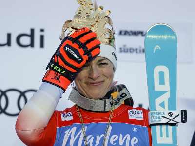 Lara Gutová-Behramiová s korunkou pre víťazku obrovského slalomu v Kronplatzi