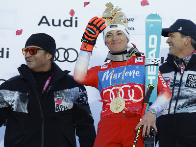 Lyžiarska legenda Alberto Tomba korunoval Laru Gutovú-Behramiovú ako víťazku obrovského slalomu v Kronplatzi