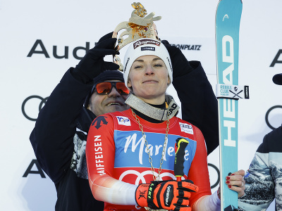 Lyžiarska legenda Alberto Tomba korunoval Laru Gutovú-Behramiovú ako víťazku obrovského slalomu v Kronplatzi