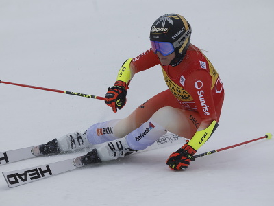 Lara Gutová-Behramiová na trati 1. kola obrovského slalomu v Are