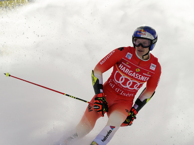 Švajčiarsky lyžiar Marco Odermatt reaguje v cieli 2. kola obrovského slalomu mužov Svetového pohára v alpskom lyžovaní vo francúzskom Val D'Isere
