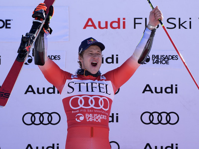 Švajčiar Marco Odermatt obhájil veľký glóbus za celkové prvenstvo vo Svetovom pohári alpských lyžiarov.