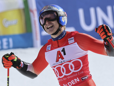 Marco Odermatt suverénne ovládol obrovský slalom v Söldene