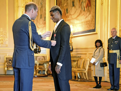 Marcus Rashford prebral prestížne ocenenie Rádu britského impéria z rúka princa Williama