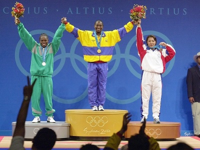Olympijská víťazka vo vzpieraní María Isabel Urrutiaová (uprostred)