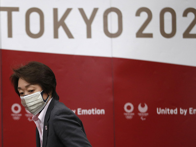 Prezidentka organizačného výboru olympijských hier v Tokiu Seiko Hašimotová počas príchodu na rokovanie za okrúhlym stolom so zdravotníckymi expertmi ohľadne prijatia opatrení v súvislosti s ochorením COVID-19 v Tokiu