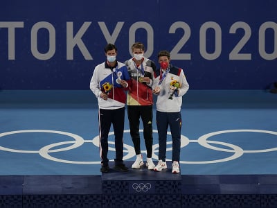 Karen Chačanov, Alexander Zverev a Pablo Carreno-Busta na stupni pre medailistov