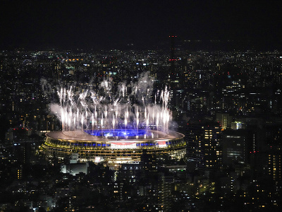 Ohňostroj nad Národným štadiónom počas záverečného ceremoniálu XXXII. letných olympijských hier v Tokiu
