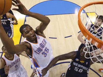 Kevin Durant skóruje