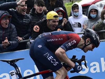 Španielsky cyklista Carlos Rodriguez oslavuje jeho víťazstvo 5. etapy Okolo Baskicka