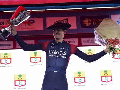 Španielsky cyklista Carlos Rodriguez oslavuje jeho víťazstvo 5. etapy Okolo Baskicka