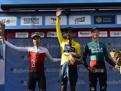 Kolumbijčan Daniel Felipe Martinez (uprostred) z tímu Ineos Grenadiers sa teší na pódiu po celkovom víťazstve na 61. ročníku cyklistických pretekov Okolo Baskicka