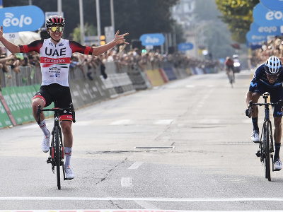 Slovinský cyklista Tadej Pogačar obhájil vlaňajší triumf na záverečnom monumente sezóny Okolo Lombardska