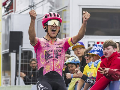 Richard Carapaz sa raduje z etapového triumfu na pretekoch Okolo Romandie