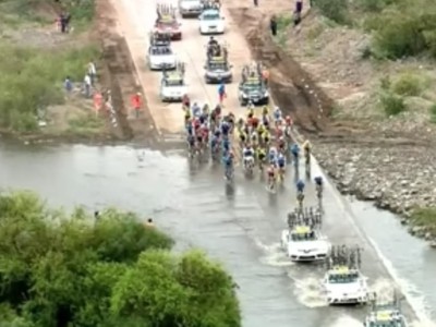 Organizátori museli neutralizovať záverečných 20 km, aby mohli pretekári prekročiť rieku, ktorá sa z brehov vyliala na cestu.