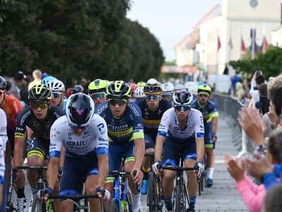 Skupina cyklistov pri prejazde Trnavou počas 1. etapy cyklistických pretekov Okolo Slovenska