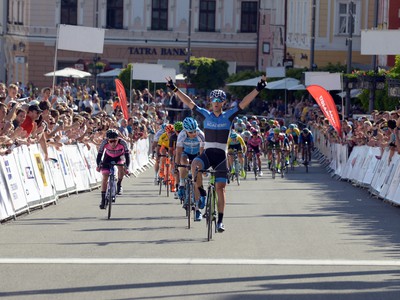 Víťaz etapy Estónec Mihkel Raim (v popredí) z tímu Israel Cycling Academy