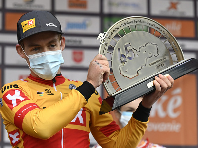 Nórsky cyklista Kristoffer Halvorsen (Uno-X Pro Cycling Team) oslavuje na pódiu víťazstvo v 3. etape
