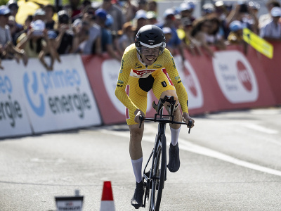 Dánsky cyklista Mattias Skjelmose prichádza do cieľa na ceste k víťazstvu pretekov v záverečnej časovke počas nedeľňajšej 8. etapy cyklistických pretekov Okolo Švajčiarska