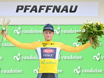 Holandský cyklista Mathieu van der Poel oslavuje v cieli po víťazstve 3. etapy cyklistických pretekov Okolo Švajčiarska