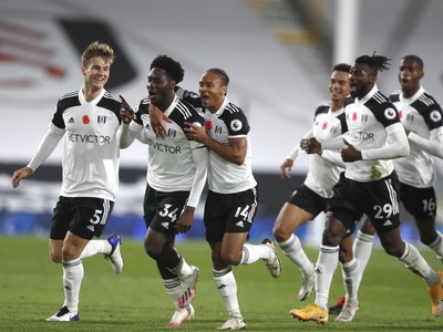 Ola Aina (v strede) oslavuje gól so spoluhráčmi