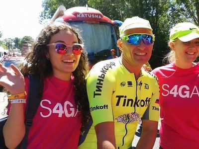 Jana Čahojová (vpravo) a Žofia Vrtáková sa stretli na Tour de France s o šéfom Petra Sagana Olegom Tiňkovom